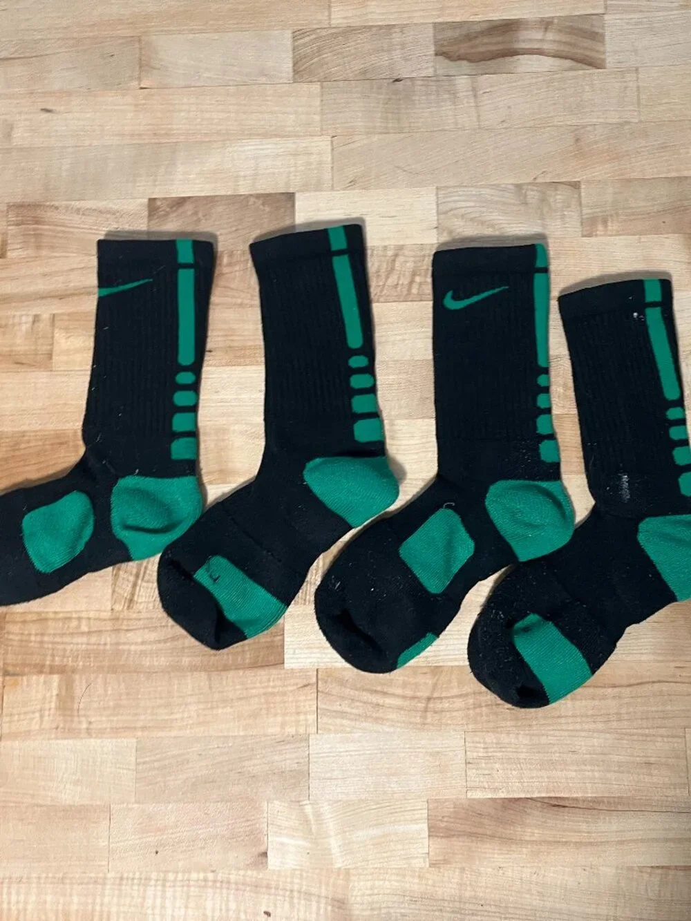 Lot of 2 pairs Men's Medium 6-8 Nike Elite Basketball Crew Socks Black Green